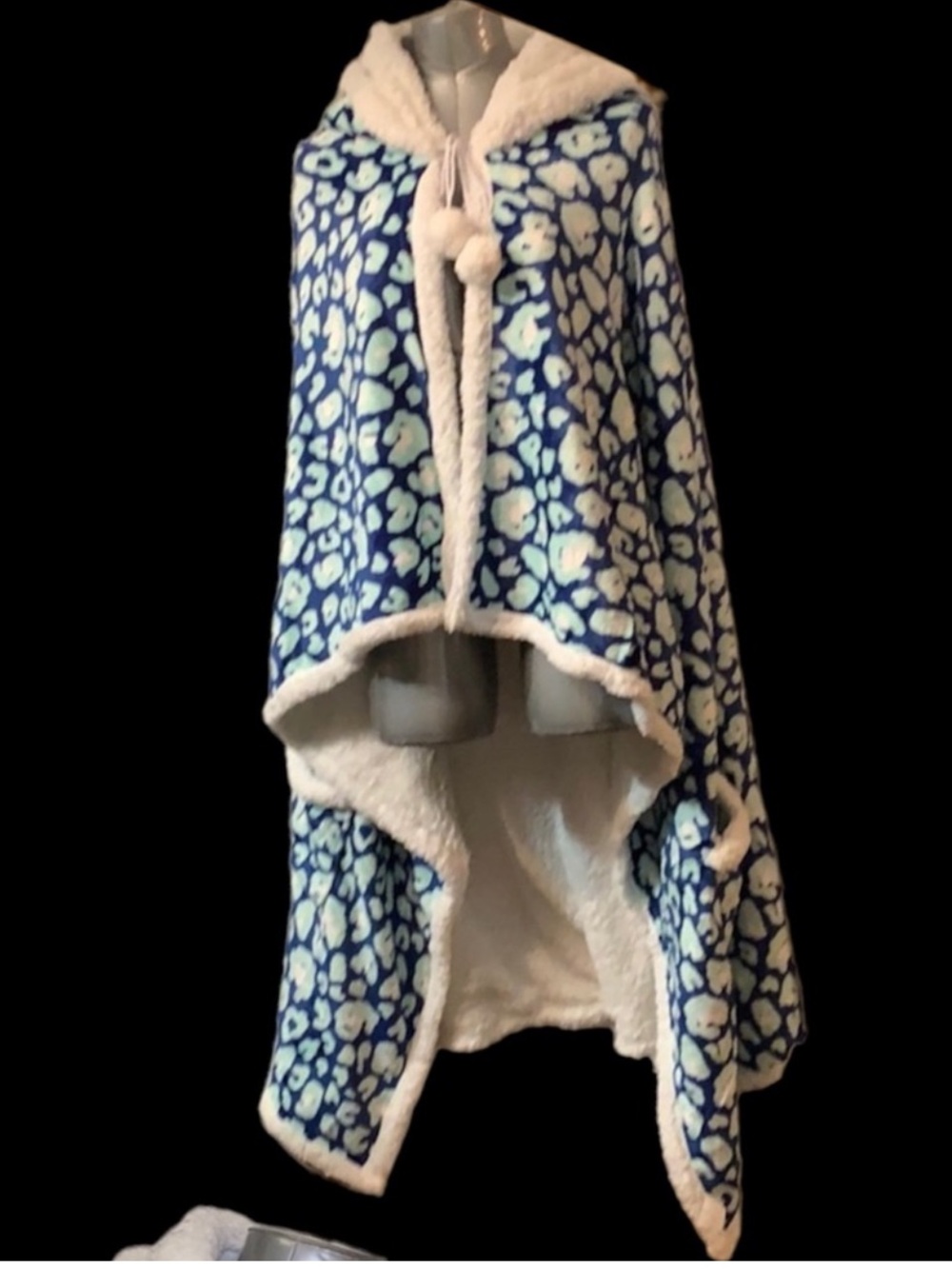 SALE!! blanket with hood and pocket NWOT.